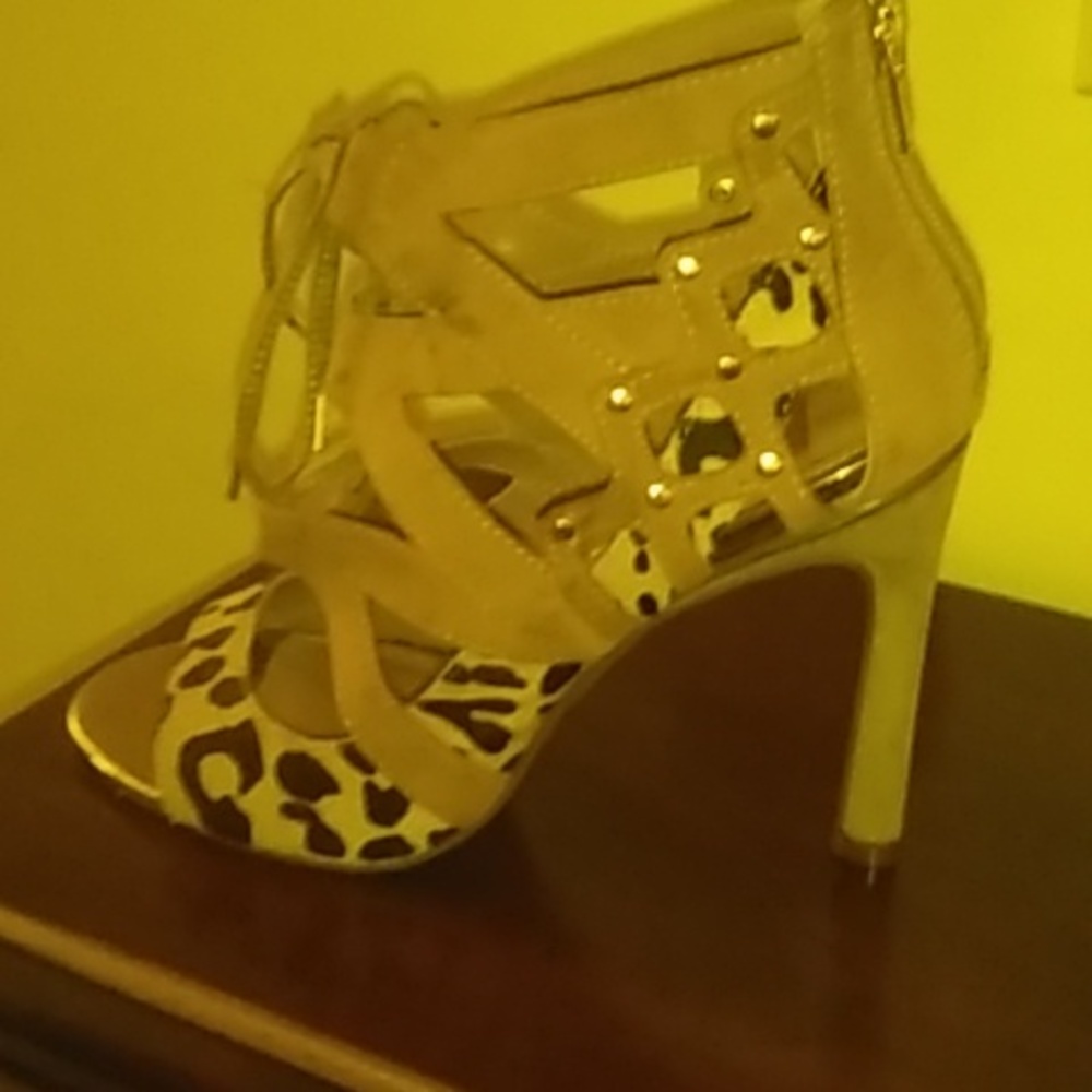 Brand Dolce Vita New. Open toes high heels sandals. Size 6, Beige, animal print.